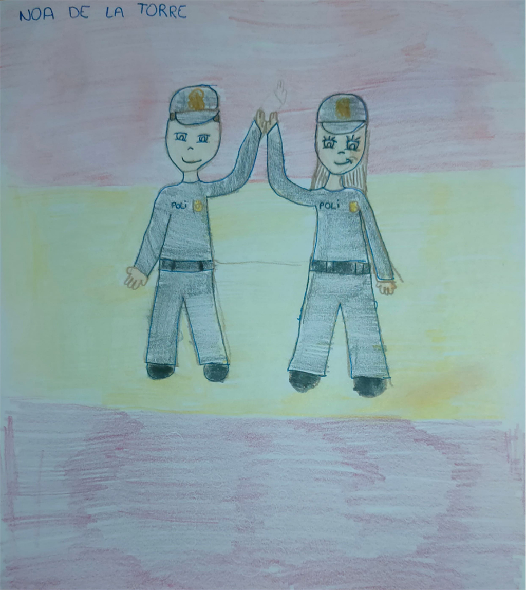 Imagen de dos agentes de Policía Nacional, hombre y mujer, con el fondo de la Bandera de España.